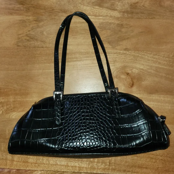 Elegant Black Crocodile-Embossed Handbag - Picture 6 of 6